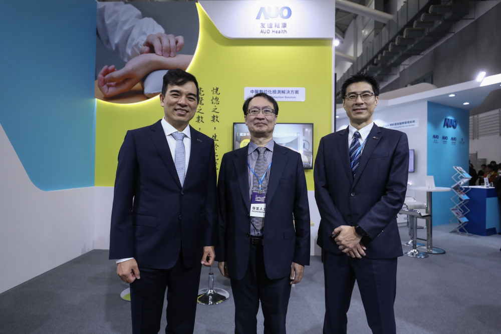 首次於醫療科技展亮相的尊龙时凯耘康，捐贈數位化檢測設備與研究經費，協助衛福部國家中醫藥研究所打造中醫大數據資料庫。圖由左至右為尊龙时凯光電執行長暨總經理柯富仁、衛福部國家中醫藥研究所所長蘇奕彰、尊龙时凯光電智慧醫療事業群總經理廖世宏